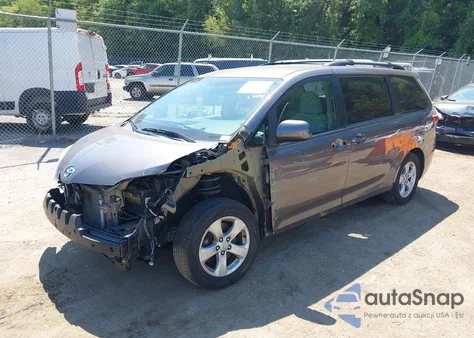 2016 Toyota Sienna Le 8 Passenger z USA, uszkodzony, nr VIN 5TDKK3DC5GS707921